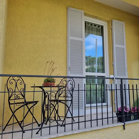 Noemi Oda ve Kahvaltı